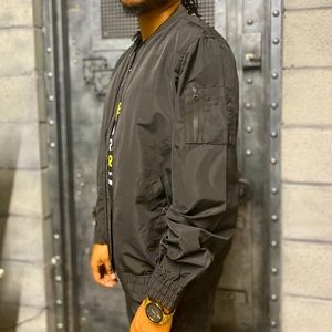 Bomber Jacket with pockets in black